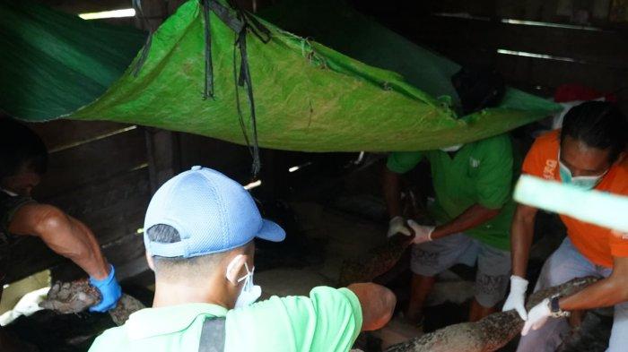 Sejumlah anggota Polres Bangka Selatan saat melakukan evakuasi terhadap sesosok mayat dari dalam gubuk di Jalan Permata Teladan Baru, Kelurahan Teladan, Rabu (13/12/2023) pagi. Mayat itu pertama kali ditemukan oleh seorang penjual kue.