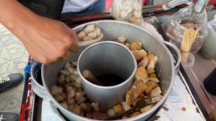 Saedi pedagang cilok kacang dan kuah di Jalan Kejaksaan atau di depan TK Adhyaksa 19 Kota Pangkalpinang, Kamis (14/12/2023).
