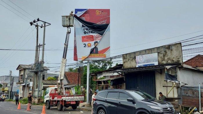 Sejumlah petugas Satpol-PP di Kabupaten Bangka Selatan saat melakukan pencopotan Alat Peraga Kampanye atau APK di beberapa Billboard di sepanjang Jalan Protokol Toboali, Kamis (21/12/2023). Pencopotan dilakukan lantaran APK itu dipasang di kawasan terlarang untuk kampanye.