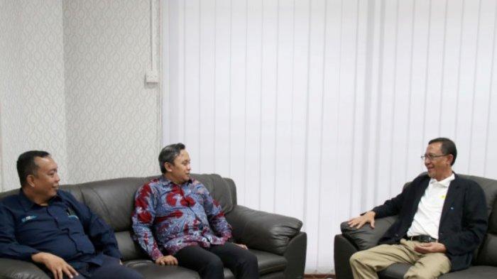 Audiensi ke Bank Sumsel Babel, Teguh dan Yan Alfino Simanjuntak juga melakukan kunjungan ke PLN UIP Sumbagsel dan disambut hangat oleh General Manager PT PLN UIP Sumbagsel, Wahidin.