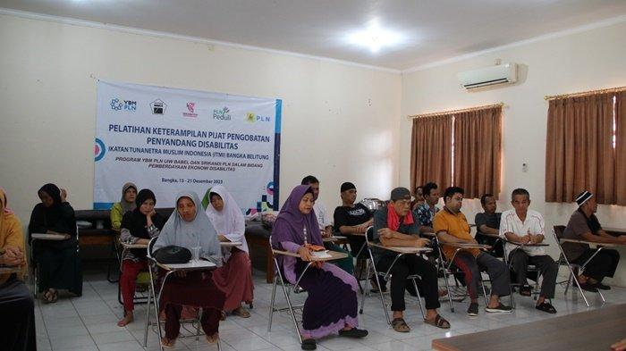 Para peserta pelatihan saat sedang mendengarkan materia yang disampaikan oleh narasumber dari kementerian Ssosial RI