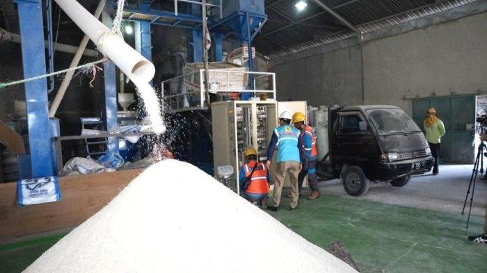 Penggilingan padi UD 2 Putri yang memiliki kapasitas daya listrik 197 kVA di Desa Jogoloyo, Kecamatan Wonosalam, Kabupaten Demak, Jawa Tengah. Berdasarkan data pemilik, dengan beralih ke listrik dapat meningkatkan produktivitas usahanya dan biaya operasional menjadi lebih efisien.