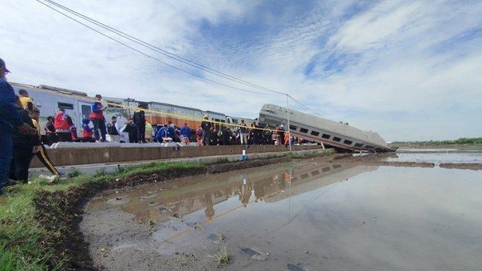 Inilah detik-detik kecelakaan kereta api di Cicalengka, Bandung lengkap daftar korban dan sosok masinis Julian Dwi Setiono yang meninggal. Kecelakaan maut yang menelan korban tewas 4 orang dan puluhan lainnya luka-luka ini terjadi pada Jumat (5/1/2024) pukul 06.30 WIB Kronologi kecelakaan kereta api Turangga vs Lokal Bandung Raya pada Jumat (5/1/2024) bermula saat KA Turangga bergerak dari arah Surabaya Gubeng dengan tujuan akhir Bandung. Kemudian, dari arah berlawanan Commuterline Bandung Raya bergerak dari arah Padalarang dengan tujuan Cicalengka. Di tengah perjalanan, tepatnya di Kecamatan Cikuya, Cicalengka, Kabupaten Bandung di lintas Cicalengka-Haurpugur KM 181+700 atau 800 meter sebelum Stasiun Cicalengka, tiba-tiba 'duar' terjadilah kecelakaan kereta api tersebut.
