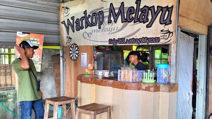 Suasana sederhana Warkop Melayu, yang beralamat di kawasan Girimaya, Kota Pangkalpinang, tawarkan kenikmatan di segelas Kopi Susu. Foto diambil Sabtu (6/1/2024).
