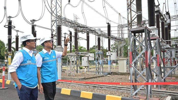 Wakil Menteri BUMN, Aminuddin Ma'ruf (kiri) didampingi Direktur Utama PLN, Darmawan Prasodjo (kanan) saat meninjau langsung Gardu Induk 150 kV Cilegon Lama, Cilegon, Banten (24/12) dalam rangka siaga Nataru 2025