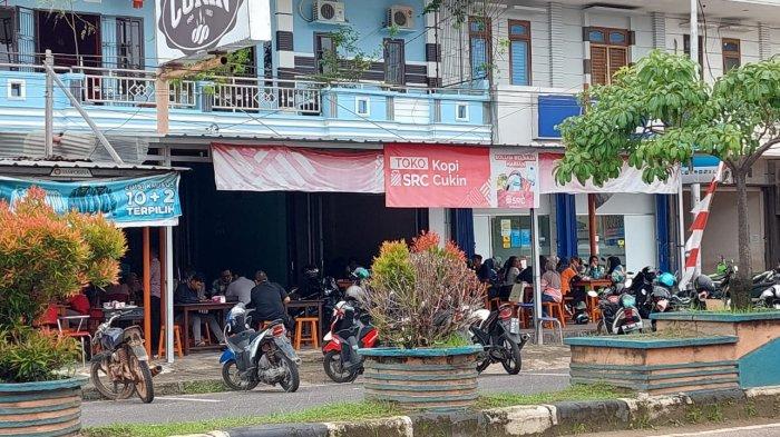 Suasana Warkop Cukin yang terletak di Jalan Jenderal Sudirman Toboali, Sabtu (13/1/2024). Warkop yang sudah berdiri sejak 1983 itu masih konsisten mempertahankan ciri khas kopinya.