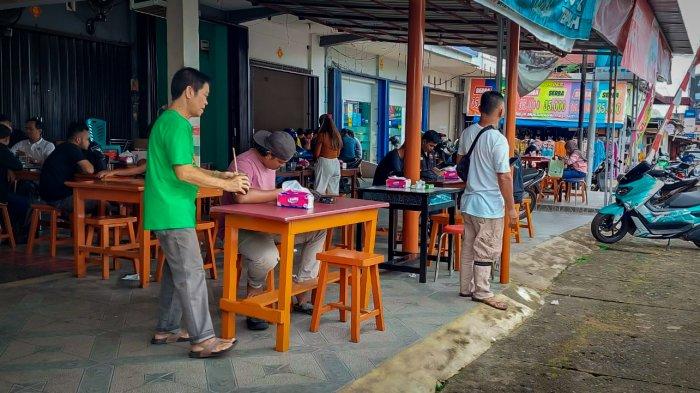 Suasana Warkop Cukin yang terletak di Jalan Jenderal Sudirman Toboali, Sabtu (13/1/2024). Warkop yang sudah berdiri sejak 1983 itu masih konsisten mempertahankan ciri khas kopinya.