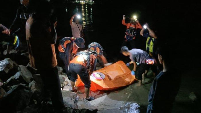 Warga Mentok dihebohkan dengan penemuan mayat laki laki di Pantai Peltim Muntok, Kabupaten Bangka Barat, Senin (15/1/2024) sekira pukul 20.00 WIB.