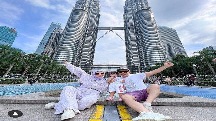 Fikoh LIDA dan suaminya Fomal beserta Baby F ketika liburan
