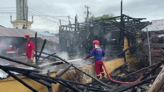 Petugas pemadam kebakaran saat tengah berjibaku menjinakkan api yang melahap satu unit rumah di Kelurahan Tanjung Ketapang, Kecamatan Toboali, Jumat (19/1/2024). B