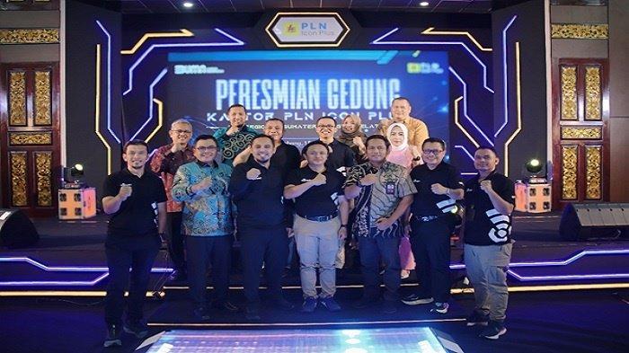 Foto bersama __ Direktur Utama PLN Icon Plus Ari Rahmat Indra Cahyadi beserta jajarannya dan Asisten 3 bidang administrasi dan umum Kurniawan, yang mewakili Penjabat (Pj) Gubernur Sumatera Selatan Agus Fatoni, meresmikan gedung Kantor PLN Icon Plus SBU (strategic business unit) Regional Sumatera Bagian, Kamis (1/2/2024).