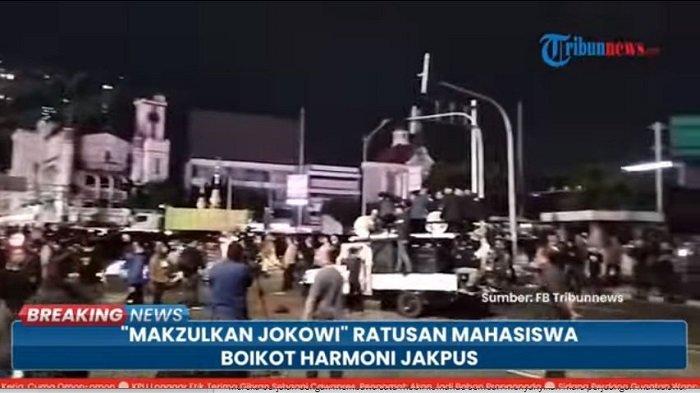 Ratusan mahasiswa melakukan aksi unjuk rasa di Jakarta untuk menuntut pemakzulan Joko Widodo sebagai Presiden Republik Indonesia.