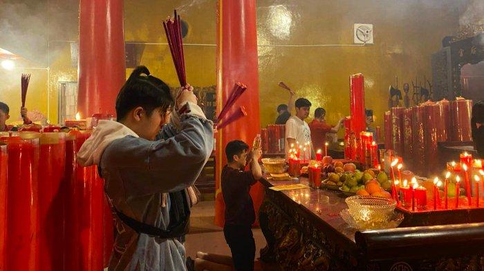 Proses sembahyang pergantian tahun, sebagai ungkapan rasa syukur, serta untuk pengharapan kehidupan yang lebih baik di Kelenteng Kwan Tie Miau Pangkalpinang berlangsung khidmat, Jumat (9/2/2024) malam.