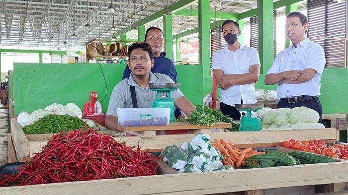 Sejumlah pedagang cabai di Pasar Rakyat Toboali saat melayani sejumlah pembeli, Rabu (28/2/2024). Hampir sepekan terakhir harga sejumlah barang termasuk cabai dan bahan pokok terus mengalami kenaikan. Pedagang memprediksi kenaikan tersebut masih akan berlangsung hingga Ramadan.