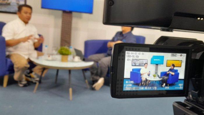 Direktur Utama PT Timah Tbk, Ahmad Dani Virsal (kiri) saat diwawancarai secara khusus oleh Editor In Chief Bangka Pos, Ade Mayasanto di studio Bangka Pos, Sabtu (2/3/2024) malam.