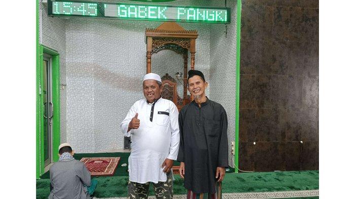 (Kiri ke kanan) Amril dan Pak Arifin, marbot Masjid As Sa'adah.