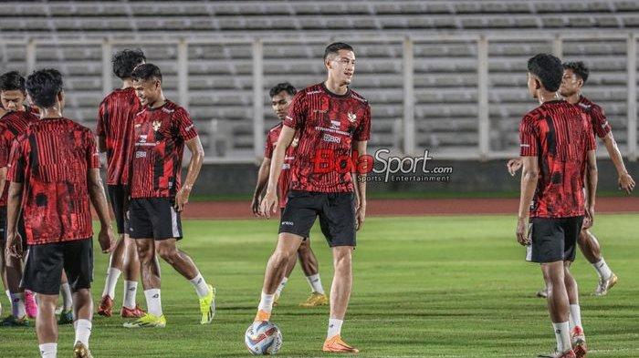 Pemain naturalisasi Jay Idzes sedang berlatih bersama timnas Indonesia di Stadion Madya, Senayan, Jakarta, Senin (18/1/2024) malam. Jay Idzes akan diturunkan mengisi lini pertahanan Garuda pada pertandingan melawan Vietnam Kamis (21/3/2024) malam.