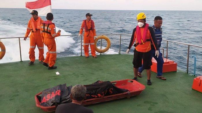 Jenazah Riko Sanjaya (20) warga Kota Pangkalpinang Provinsi Kepulauan Bangka Belitung yang menghilang dilaut perairan Pulau Dua Kepulauan Riau setelah kapal KM Surya Hasil Laut terbakar berhasil ditemukan Minggu (24/3/2024).