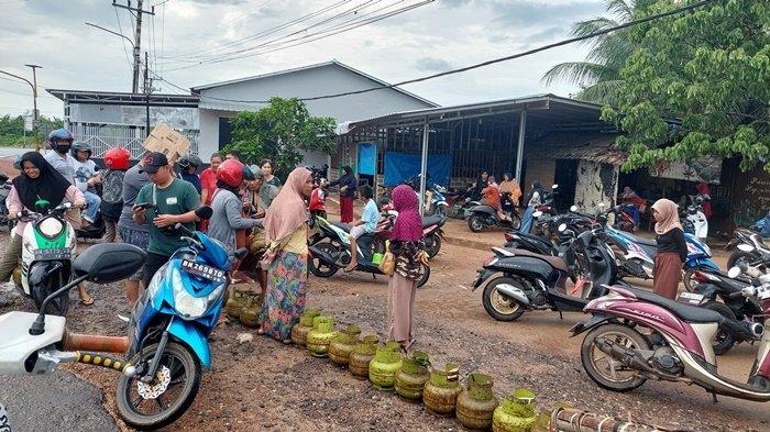 Sejumlah ibu rumah tangga di Kota Toboali saat tengah mengantre untuk mendapatkan gas subsidi tiga kilogram, Selasa (26/3/2024). Mereka rela mengantre untuk mendapatkan satu tabung gas melon. Menurut warga sudah hampir dikabulkan terakhir gas subsidi sulit didapatkan.