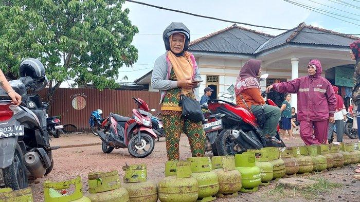 Sejumlah ibu rumah tangga di Kota Toboali saat tengah mengantre untuk mendapatkan gas subsidi tiga kilogram, Selasa (26/3/2024). Mereka rela mengantre untuk mendapatkan satu tabung gas melon. Menurut warga sudah hampir dikabulkan terakhir gas subsidi sulit didapatkan.