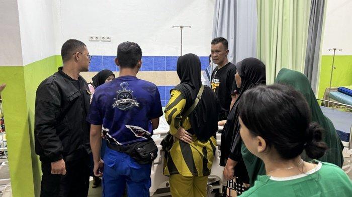 Keluarga korban 3 bocah tenggelam di Muara Air Kantung Kecamatan Sungaliat Kabupaten Bangka histeris di RS Medika Stania Kamis (4/4/2024).