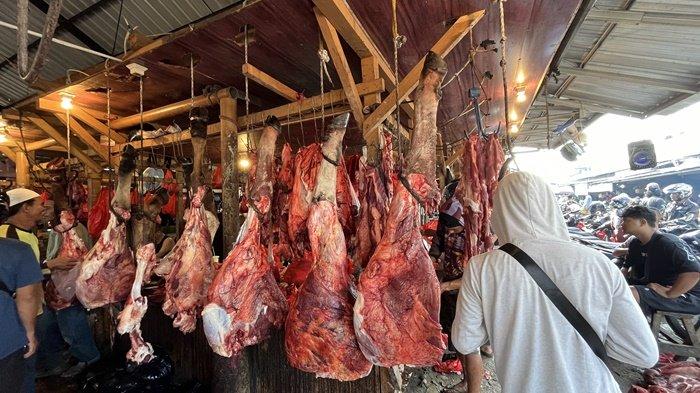 Suasana pasar daging di Pasar Induk Pangkalpinang yang di padati para pembeli jelang H-2 Lebaran 1445 H, Senin (8/4/2024)