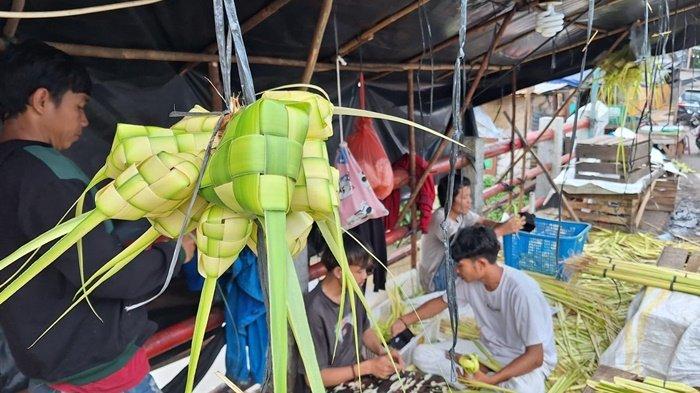 Para penjual daun ketupat yang berada di kawasan jembatan jalan Trem, Pasar Pembangunan, Kota Pangkalpinang, Selasa (9/4/2024).