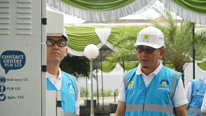 General Manager PLN UIW Babel, Mohammad Munief Budiman (kanan) bersama Senior Manager Teknik, Dicky Hiwardi (kiri) melakukan pemeriksaan dan pengecekan APP (Alat Pengukur dan Pembatas) PLN yang terpasang di Masjid Agung Kubah Timah Pangkalpinang