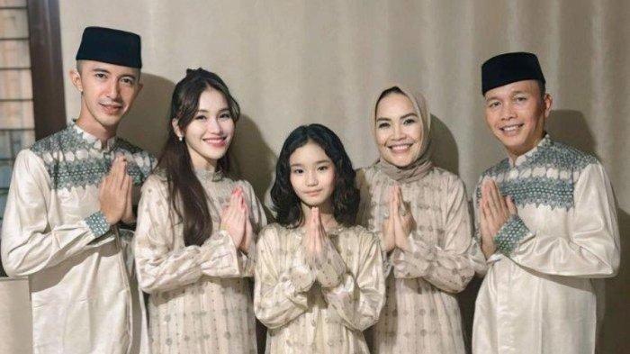 Momen kebersamaan Ayu Ting Ting dan keluarga