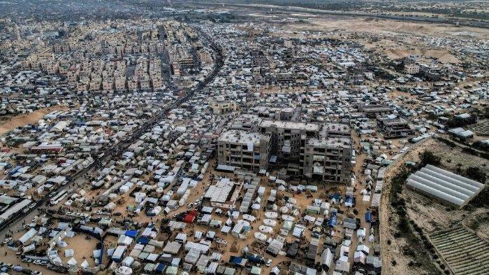Suasana tenda pengungsi di Kota Rafah Palestina. Menjelang invasi ke kota tempat lebih dari 1 juta pengungsi Palestina berlindung itu, ribuan tentara cadangan Israel akan dikerahkan menuju Gaza.
Artikel ini telah tayang di Tribunnews.com dengan judul Jelang Invasi Israel ke Rafah, Ribuan Tentara Termasuk Brigade Yiftah dan Carmeli Dikerahkan ke Gaza, https://www.tribunnews.com/internasional/2024/04/25/jelang-invasi-israel-ke-rafah-ribuan-tentara-termasuk-brigade-yiftah-dan-carmeli-dikerahkan-ke-gaza?page=all.
Penulis: Muhammad Barir