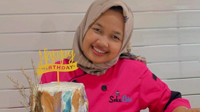Seka Putri Nolika (26) saat menunjukan sejumlah kue ulang tahun karyanya yang siap dipasarkan. Berbagai macam jenis kue ulang tahun dijual di outlet miliknya yang ada di kawasan Jalan Jenderal Sudirman Toboali.