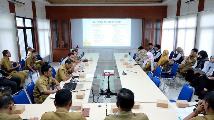 Pemerintah Kota (Pemkot) Pangkalpinang melalui Dinas Pekerjaan dan Perumahan Rakyat (PUPR) melaksanakan rapat pembahasan substansi rancangan RTRW (Rencana Tata Ruang Wilayah) Kota Pangkalpinang Tahun 2024-2044, Senin (6/5/2024).
