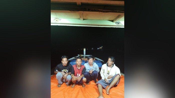 Tim gabungan saat mengevakuasi dan berhasil menemukan empat orang ABK kapal KM Bintan Jaya 10, Sabtu (01/06/2024).