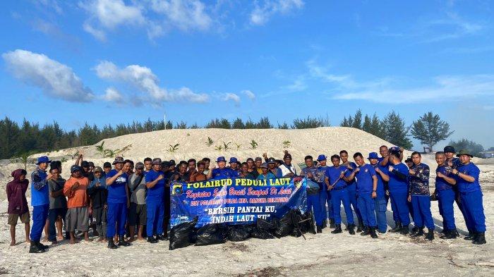 Personil Dit Polairud Polda Babel bersama Sat Polairud Polres Bangka dan masyarakat membersihkan Pantai Muara Air Kantung Kecamatan Sungailiat Kabupaten Bangka Sabtu (8/6/2024) Peringati World Ocean Day 2024.
