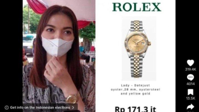 Selvi Ananda juga pernah memakai jam tangan Rolex Lady Datejust Oyster, 28 mm Oystersteel and Yellow Gold.