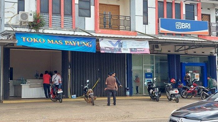 Sejumlah warga saat mendatangi toko emas milik Bong Kimbi (57) korban perampokan toko emas di Desa Payung, Kecamatan Payung, Kabupaten Bangka Selatan, Senin (15/7/2024). Setelah sempat tutup toko emas itu kembali dibuka. (Bangkapos.com/Cepi Marlianto)
