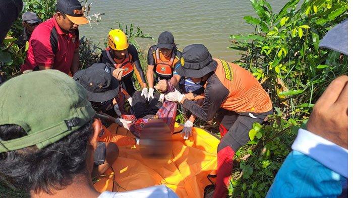 Tim SAR gabungan bersama warga mengevakuasi korban pemancing yang,diduga disambar buaya di Sungai Bukit Layang Kecamatan Bakam Kabupaten Bangka Sabtu (27/7/2024) sore.
