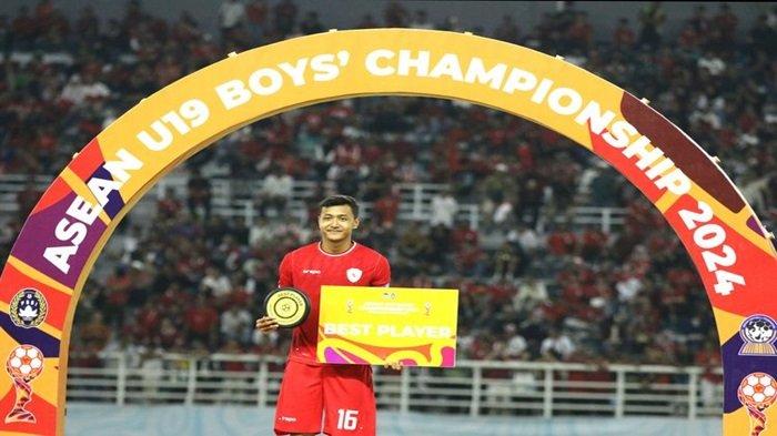 Dony Tri Pamungkas membawa trofi pemain terbaik Piala AFF U19 2024. Indonesia menjadi juara Piala AFF U19 2024 usai membekuk Thailand 1-0 di Stadion Gelora Bung Tomo, Surabaya, Senin (29/7/2024).