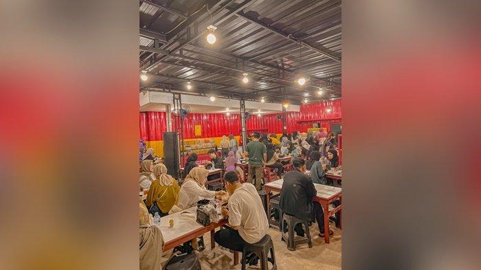 Suasana di Seblak Prasmanan Bu Haji