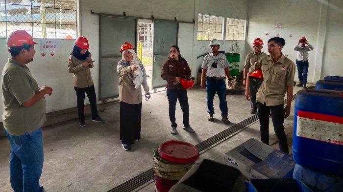 Petugas dari DLH Bangka Tengah melakukan pengawasan di perusahaan yang ada di Bangka Tengah.