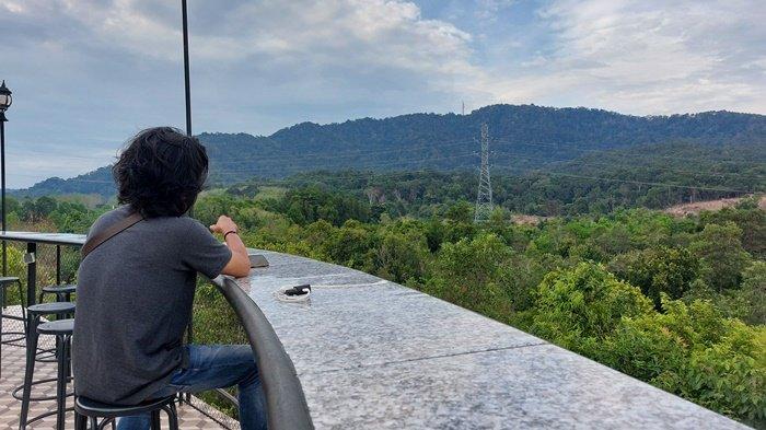 Kafe Papodao cukup menyita perhatian masyarakat Mentok, Kabupaten Bangka Barat, karena berada di wilayah tebing dekat Bukit Menumbing. Lokasi kafe dekat dari pusat kota Mentok, di jalan Skip Pal II, Kelurahan Sungai Daeng, Kabupaten Bangka Barat, Provinsi Bangka Belitung, buka setiap hari dari pukul 15.00 WIB-22.00 WIB.