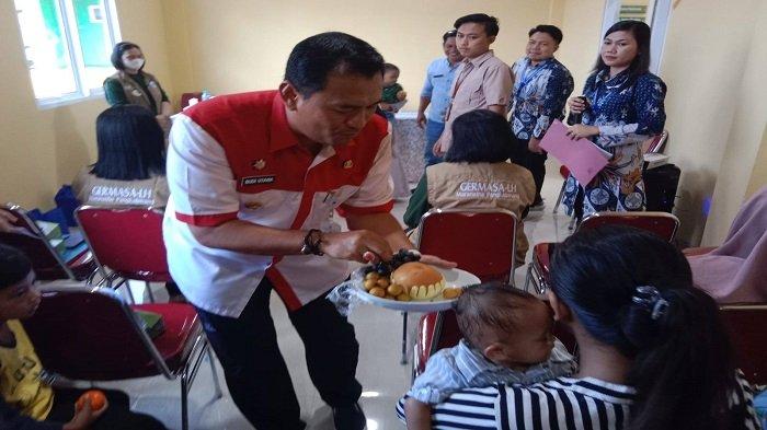 Penjabat (Pj) Wali Kota Pangkalpinang, Budi Utama, menyerahkan 15 paket Pemberian Makanan Tambahan (PMT) untuk balita stunting di Puskesmas Kacang Pedang, Kota Pangkalpinang, Jumat (30/8/2024).