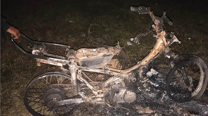 Sepeda motor milik seorang pria gondrong kini tinggal rangka setelah dibakar massa di Desa Cupat, Kecamatan Parittiga, Kabupaten Bangka Barat, pada Jumat (30/8/2024) malam tadi.