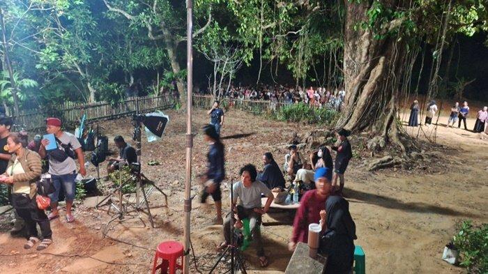 Masyarakat yang nonton proses syuting Film The Bell di Bukit Samak Manggar.