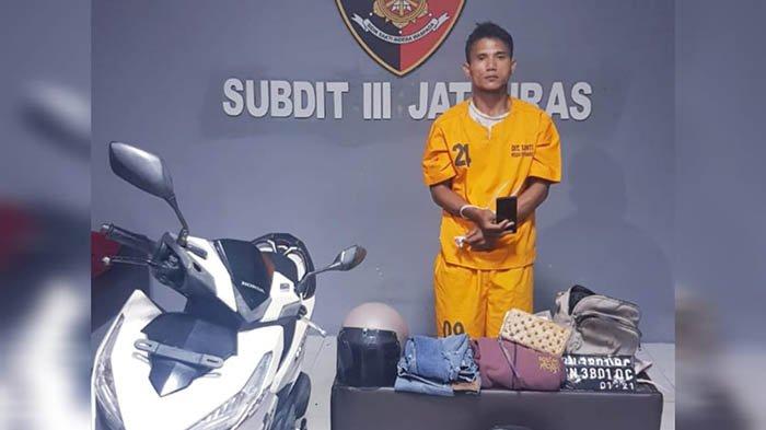 Pelaku beserta barang bukti saat diamankan timgab Polda Babel dan tim buser Polres Babar.