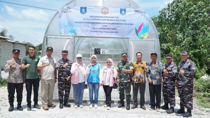GM PLN UIW Babel, Dini Sulistyawati (tengah rompi biru), meresmikan dryer dome bantuan TJSL PLN Desa Berdaya bersama Komandan Lanal Babel, Kolonel Laut (P) Erwin Herdianto (empat dari kiri) dan Forkopimda Kabupaten Bangka Barat