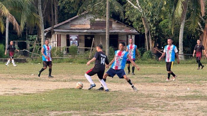 H Mulkan dan Ramadian bermain sepakbola memperkuat PS Bangka Setara Veteran menghadapi PS Puding Besar Veteran Jumat (27/9/2024) di Lapangan Bola Desa Puding