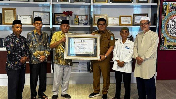 Pengurus Masjid Agung Sungailiat Kabupaten Bangka menerima penghargaan dari Kementerian Agama dengan menyabet Juara 1 Anugrah Masjid Agung Percontohan dan Ramah (AMPeRa) tahun 2024 menemui Pj Bupati Bangka M Haris Senin (7/10/2024).