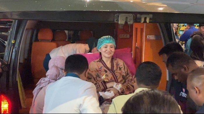 Sambil berbaring di ranjang tidur pasien, istri almarhum Benny Laos, Sherly Tjoanda dengan tangan kanan yang masih diinfus menemui jenazah suaminya yang disemayamkan di Rumah Duka Sentosa RSPAD Gatot Subroto Jakarta pada Senin (14/10/2024) malam.