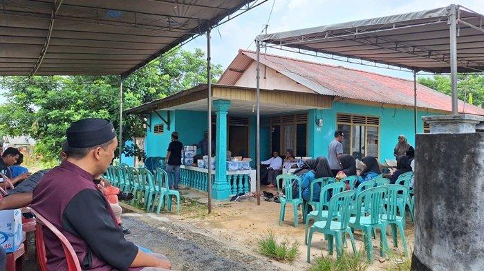 Situasi rumah duka korban terbakarnya KIP 17 milik PT Timah di Kelurahan Selindung, Kota Pangkalpinang, Rabu (23/10/2024).